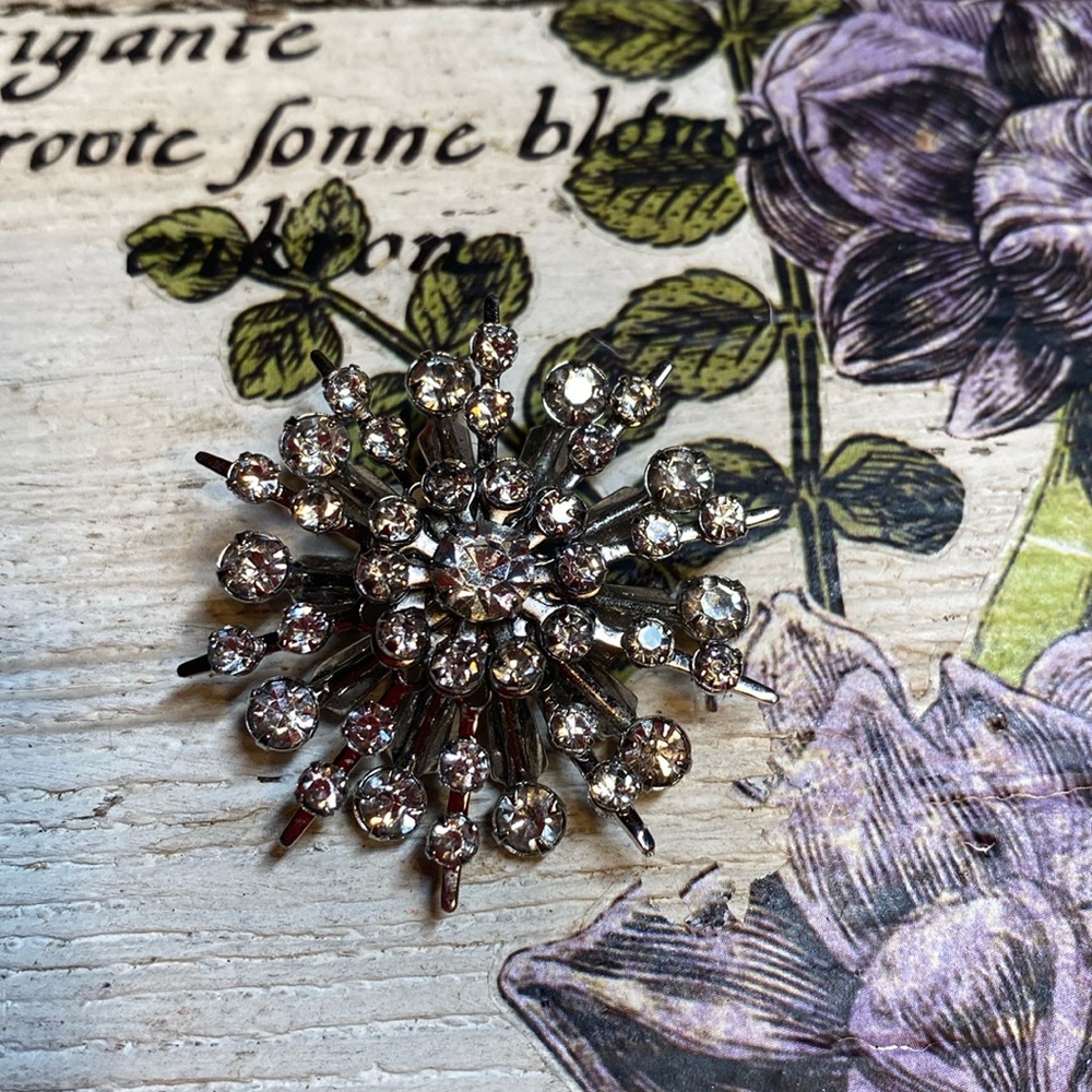 🍇 Starburst 1950s Vintage Clear Rhinestones Brooch Silver Tone